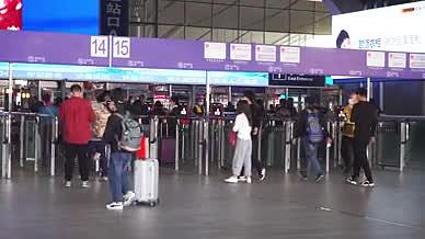 4K春运高铁站人流进站实拍视频的预览图